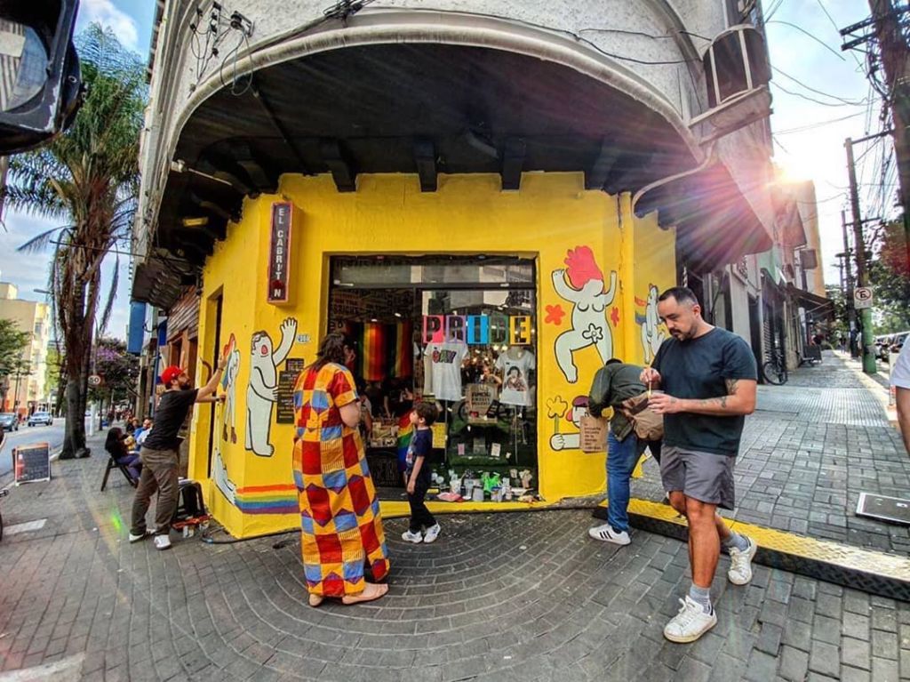 fachada da loja el cabriton sendo pintada por radriguez e alguns ajudantes
