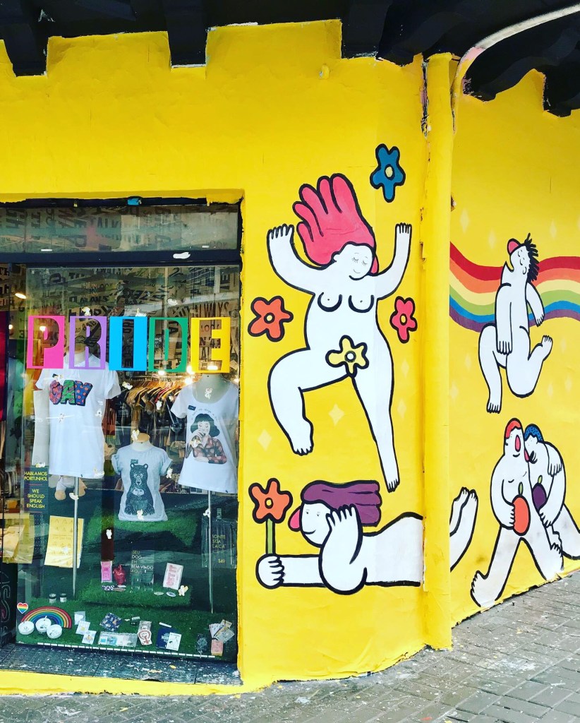 Fachada da loja El Cabriton com figuras semi nuas pintadas por radriguez. escrito Pride
