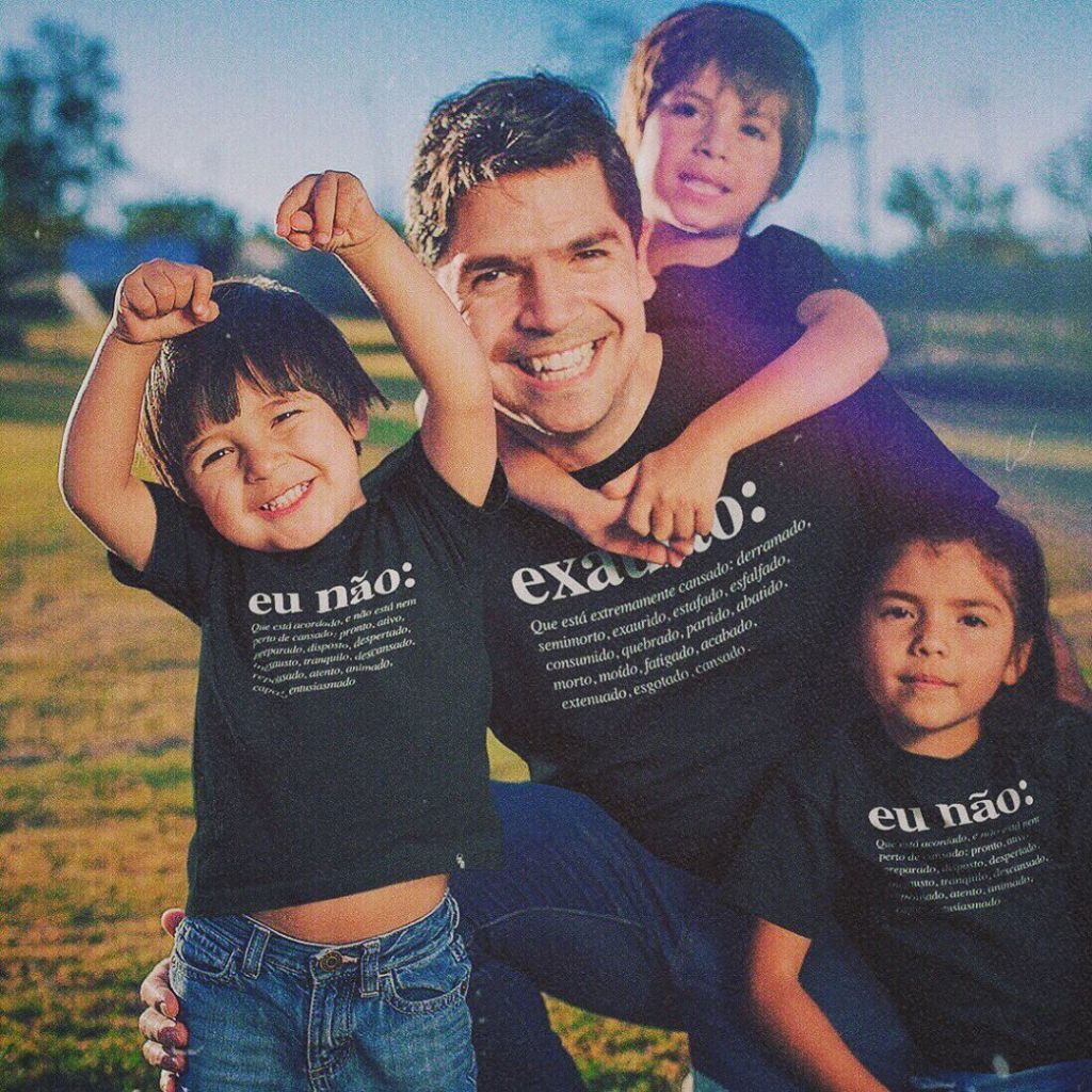 pai e filho usando camiseta combinadinha