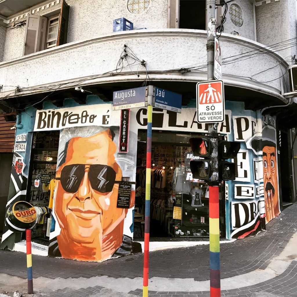 fachada da loja el cabriton pintada por 3 pulin