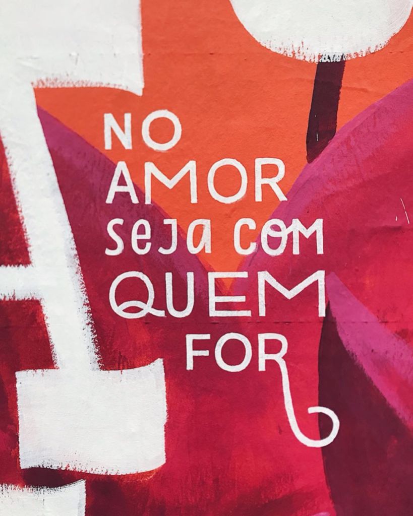 detalhe da fachada por Cris Pagnoncelli. Pintura diz "No amor seja com quem for"