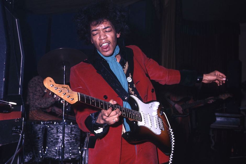 jimi hendrix tocando guitarra