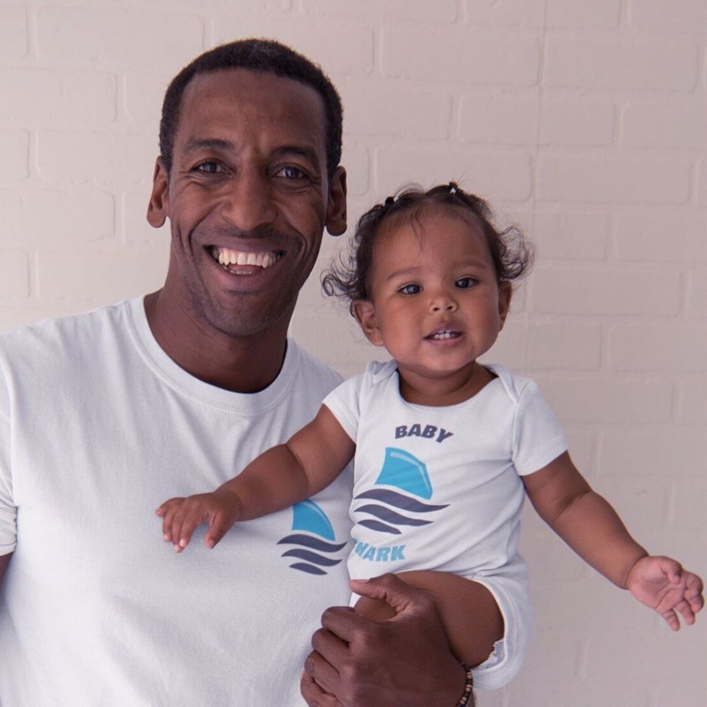 pai e filho usando camiseta do baby shark daddy shark