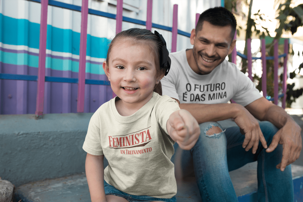 pai e filho usando camisetas que combinam e tem estampas feministas