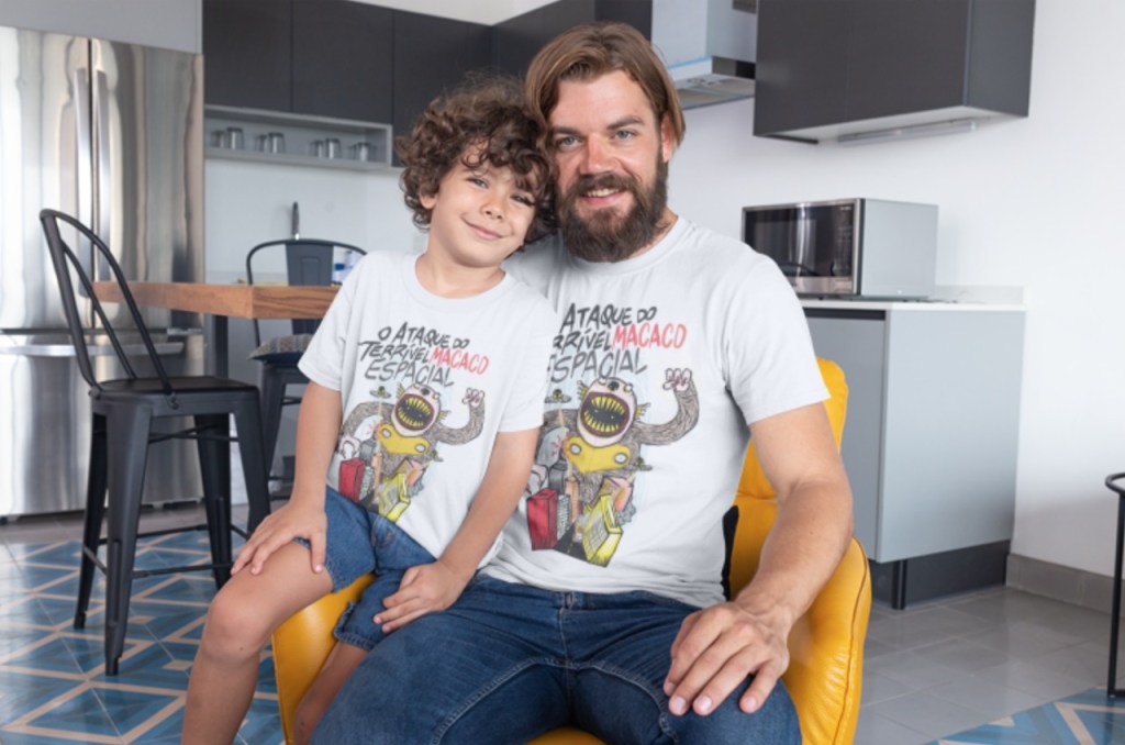 pai e filho usando camisetas iguais